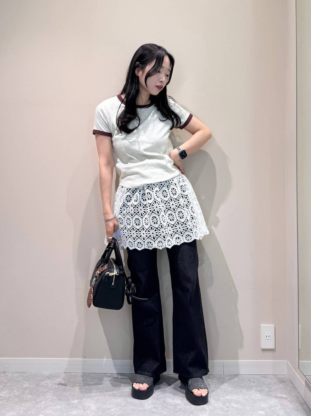 ブラック系のサンダル、グレー系のTシャツ/カットソー、ホワイト系のキャミソールを着用したレディースの夏コーディネートの1枚目の写真