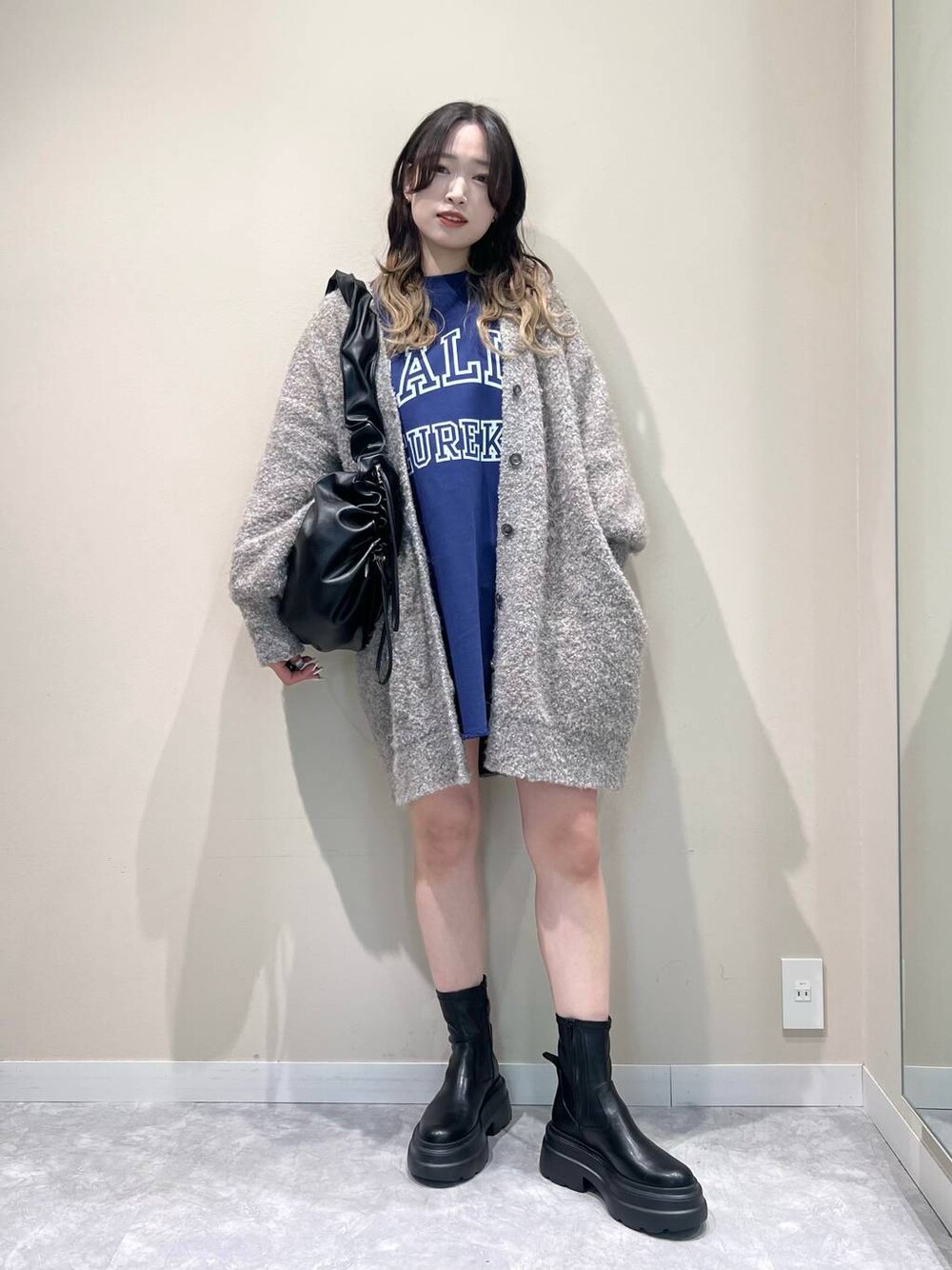 「ベーシック/シンプル、着痩せ・細見え、韓国系、LOWRYS FARM、ワンピース、ミニスカート、ブーツ、カーディガン」｜「LOWRYS FARMのクシュクシュショルダーＢＡＧ　967844（ショルダーバッグ、ブラック系）」を使った、ぐっちさん（レディース・166cm）の冬コーディネートの1枚目の写真