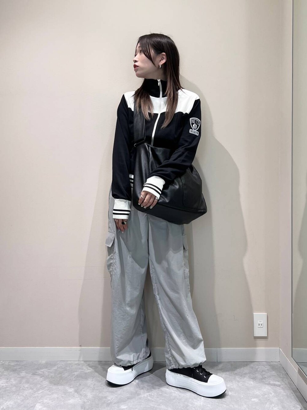 ブラック系のボディバッグ/ウエストポーチ、グレー系のその他パンツ、ブラック系のその他トップスを着用したレディースの夏コーディネートの1枚目の写真