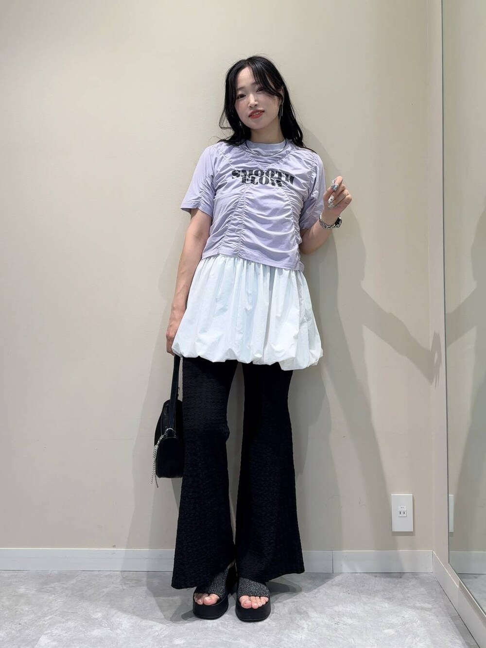 「ベーシック/シンプル、着痩せ・細見え、韓国系、LOWRYS FARM、フレアパンツ、レイヤードスタイル」｜「LOWRYS FARMのステンレスフープチョーカー 127295（チョーカー、シルバー系）」を使った、ぐっちさん（レディース・166cm）の春コーディネートの1枚目の写真