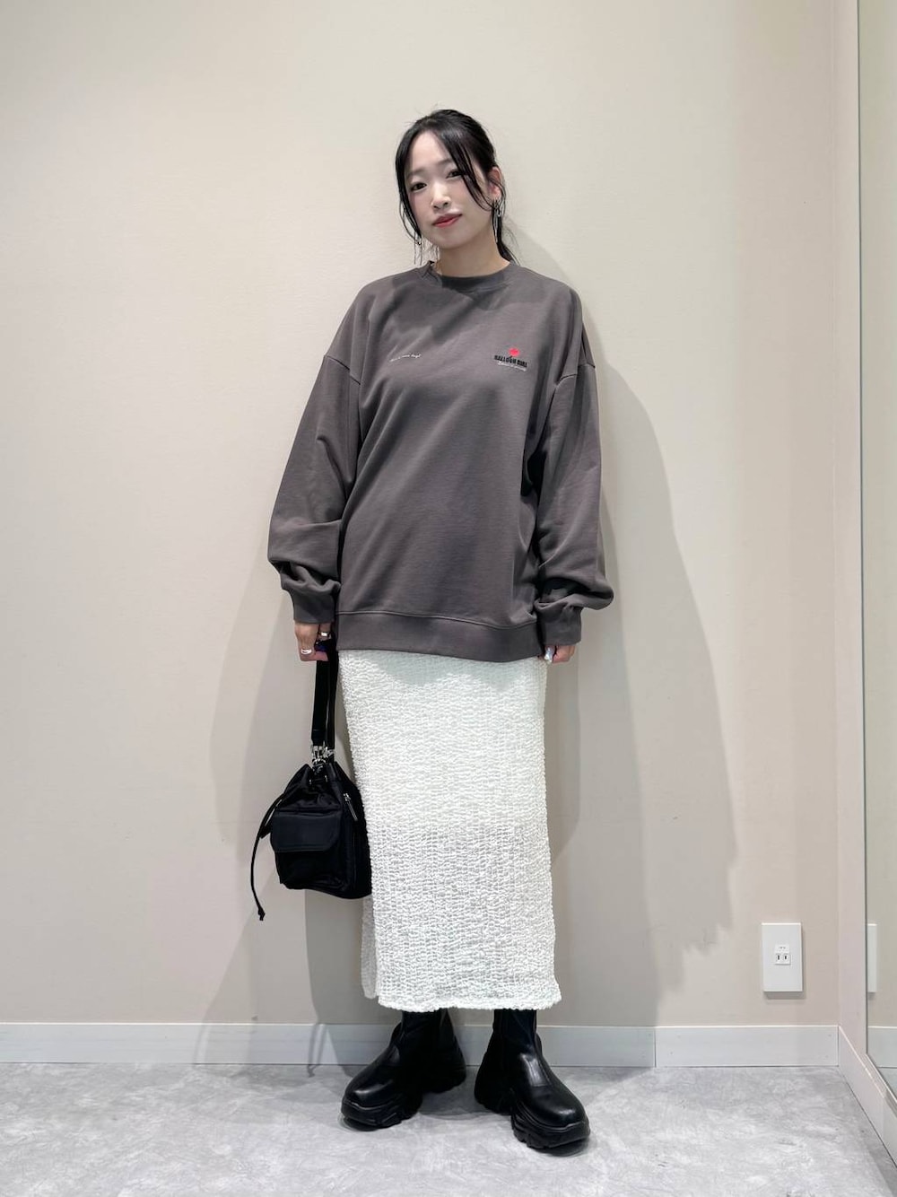 ブラック系のブーツ、ブラック系のショルダーバッグ、グレー系のTシャツ/カットソーを着用したレディースの秋コーディネートの1枚目の写真