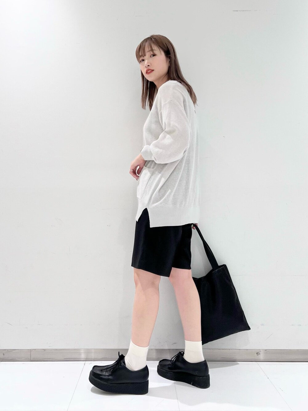 グレー系のカーディガン/ボレロ、ブラック系のタンクトップ、ブラック系のパンツを着用したレディースの春コーディネートの3枚目の写真