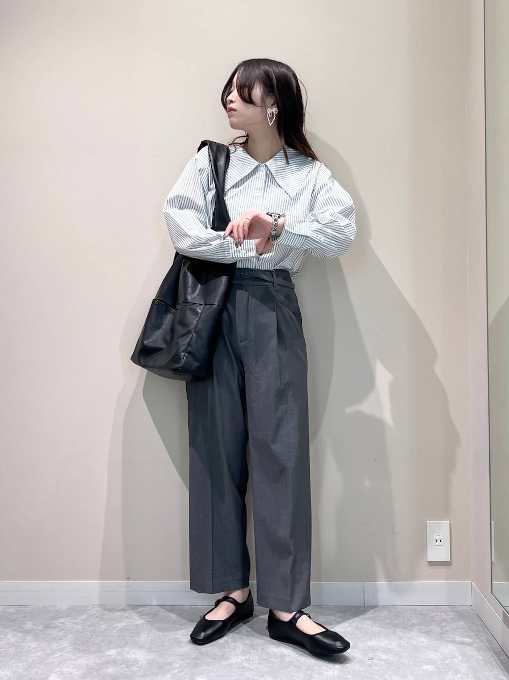 ブラック系のトートバッグ、その他のシャツ/ブラウス、ブラック系のパンプスを着用したレディースの春コーディネートの1枚目の写真
