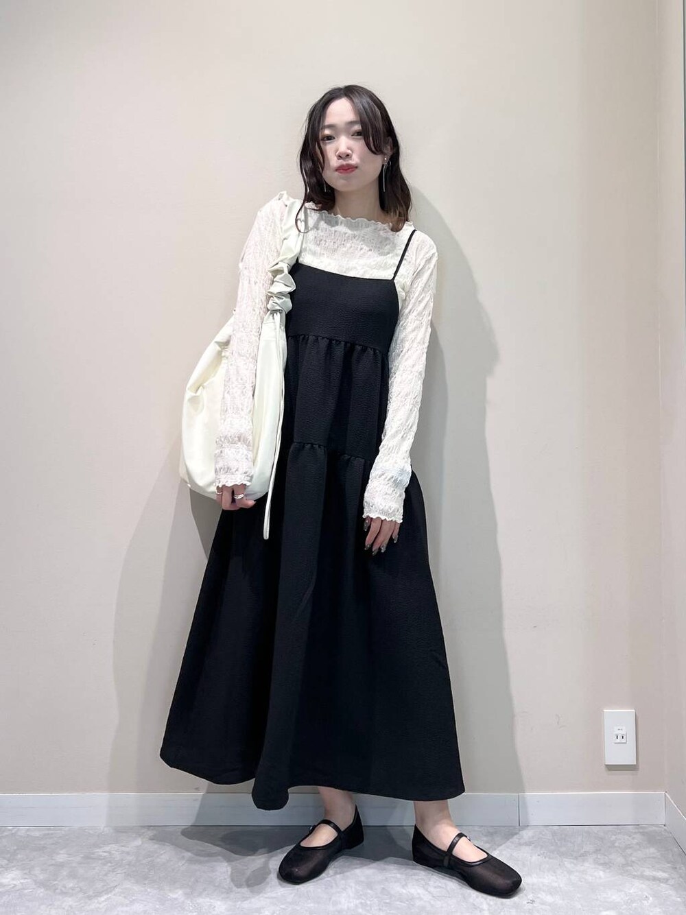 「ベーシック/シンプル、着痩せ・細見え、韓国系、LOWRYS FARM、キャミワンピース、ワンピース、ゆったり」｜「LOWRYS FARMのシャーリング2WAYBAG 100159（トートバッグ、ベージュ系）」を使った、ぐっちさん（レディース・166cm）の春コーディネートの1枚目の写真