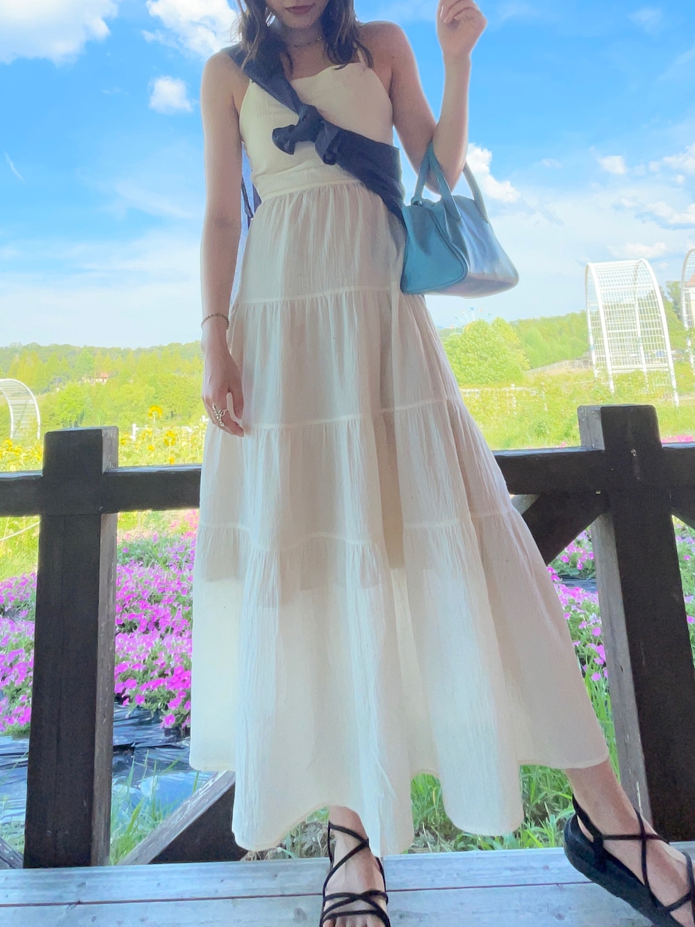 「休日スタイル、白ワンピース、EVRIS、ひまわり畑」｜「EVRISのティアードロングワンピース（ワンピース、ホワイト系）」を使った、小鳥さん（レディース・171cm）の夏コーディネートの1枚目の写真