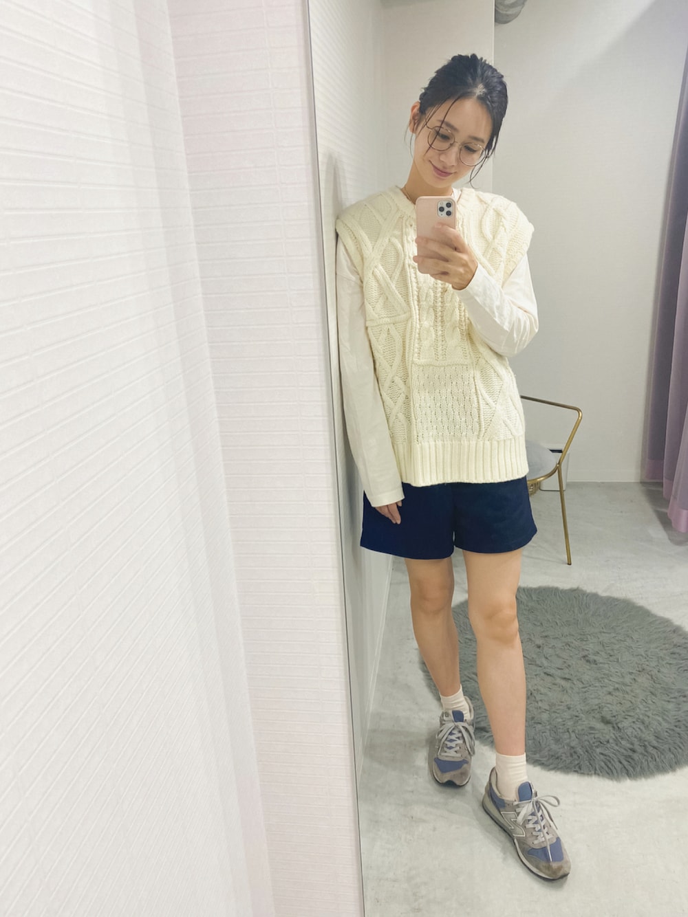 「ショートパンツ、レイヤードスタイル、スニーカーコーデ、ニットベスト、きれいめカジュアル、シンプルコーデ、メガネ女子、着回しコーデ、ニューバランス996、ショートパンツスタイル、秋コーデ、高身長女子、秋先取りコーデ、お洒落さんとつながりたい、高身長コーデ」｜「MODE ROBEのケーブルニットベスト（ベスト、ホワイト系）」を使った、篠原真衣さん（レディース・169cm）の秋コーディネートの1枚目の写真