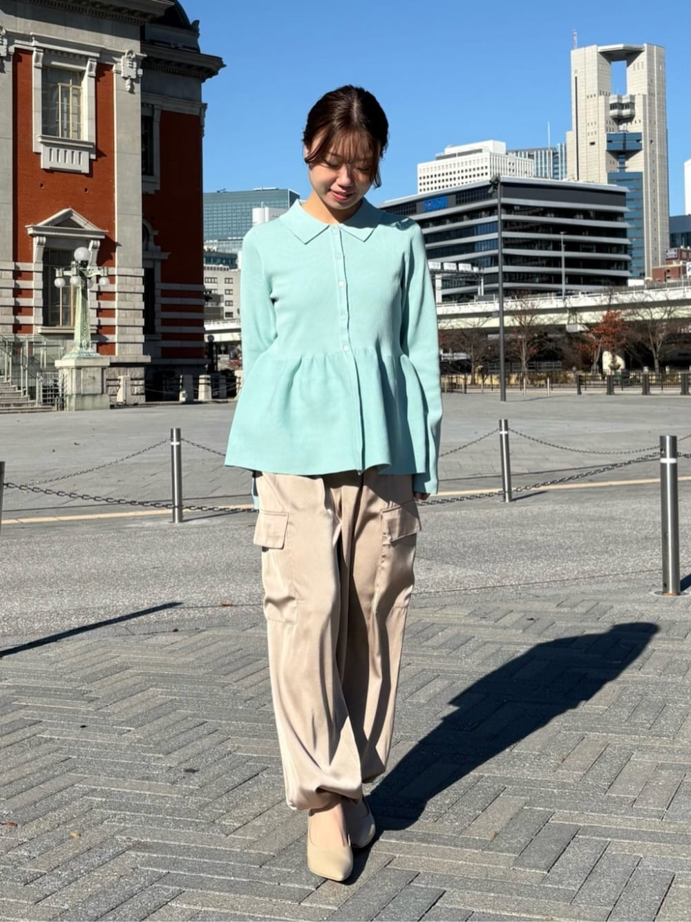 ベージュ系のその他パンツ、グリーン系のカーディガン/ボレロを着用したレディースの春コーディネートの1枚目の写真
