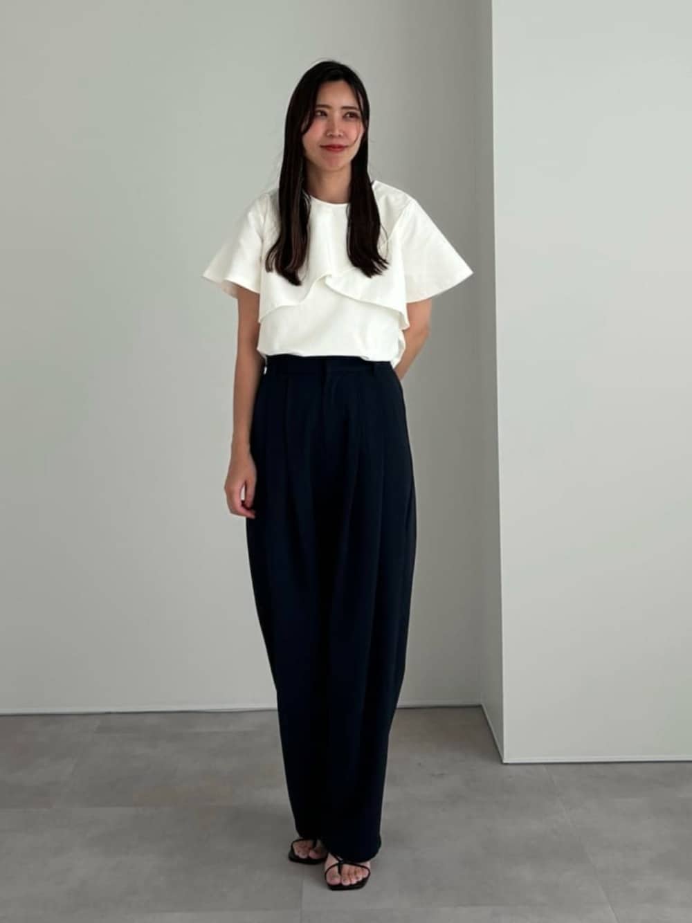 ブルー系のその他パンツ、ホワイト系のTシャツ/カットソーを着用したレディースの夏コーディネートの1枚目の写真