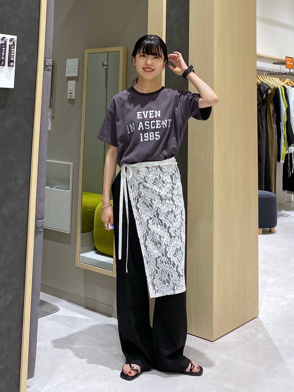 「ワントーン、ベーシック/シンプル、トラッド、高見え、カジュアル、LEPSIM、ブラックコーデ、20代_LEPSIM、骨格ナチュラル_LEPSIM」｜「LEPSIMのメタルトングフラットサンダル　327880（サンダル、ブラック系）」を使った、みくみょんさん（レディース・159cm）の夏コーディネートの1枚目の写真