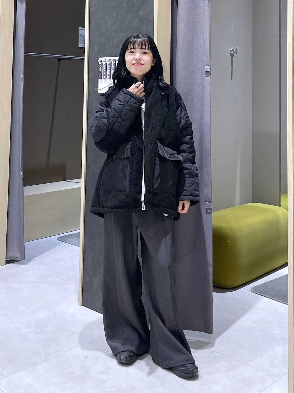 ブラック系のブルゾン、グレー系のスラックス、グレー系のスウェットを着用したレディースの秋コーディネートの1枚目の写真