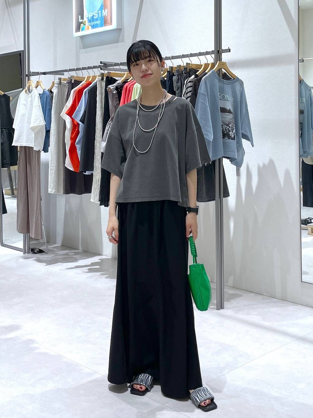 「ワントーン、ベーシック/シンプル、トラッド、高見え、カジュアル、LEPSIM、ブラックコーデ、20代_LEPSIM、骨格ナチュラル_LEPSIM」｜「LEPSIMの3連ボールネックレス　287544（ネックレス、シルバー系）」を使った、みくみょんさん（レディース・159cm）の夏コーディネートの1枚目の写真