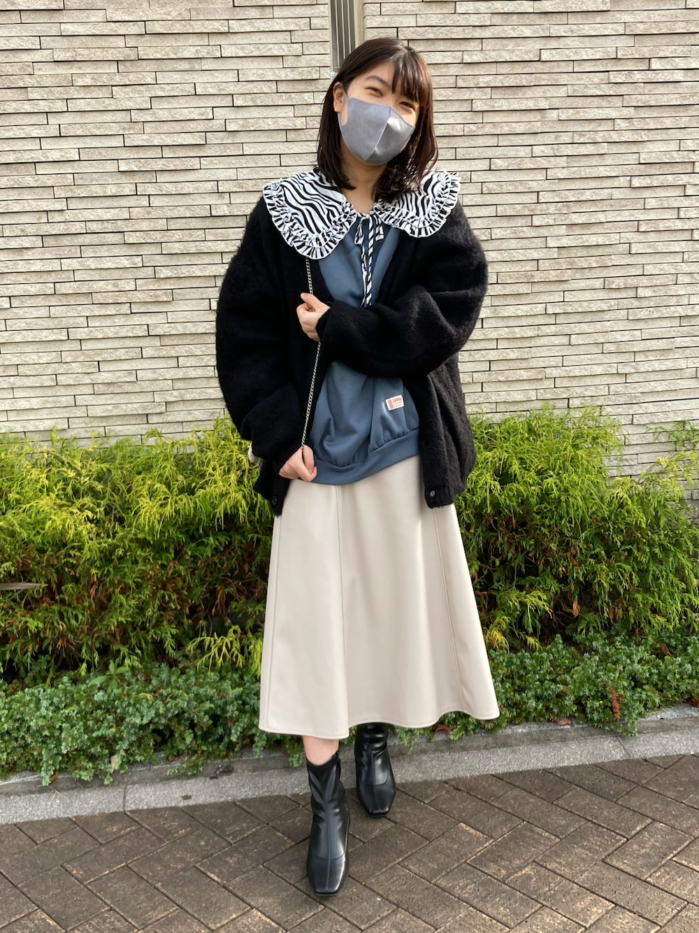 「レザースカート、冬コーデ、レイヤードスタイル、モヘアニット、シンプルコーデ」｜「WEGOのWEGO/モヘアライクBIGカーディガン（カーディガン/ボレロ、ブラック系）」を使った、strawberryさん（レディース・164cm）の冬コーディネートの1枚目の写真