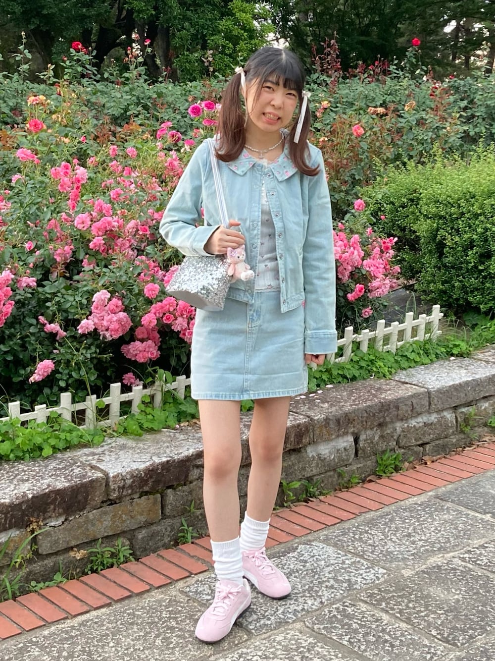 「白Tシャツ、ショルダーバッグ、リボン、デートコーデ、スポーツミックス、淡色コーデ、きれいめカジュアル、ミニスカート、デニム、スニーカー、雨の日コーデ、TINA:JOJUN、プーマ、おでかけコーデ、ガーリー」｜「TINA：JOJUNの刺繍カラー タイトデニムジャケット TINA：JOJUN（デニムジャケット、ブルー系）」を使った、strawberryさん（骨格ナチュラル・レディース・164cm）の春コーディネートの1枚目の写真