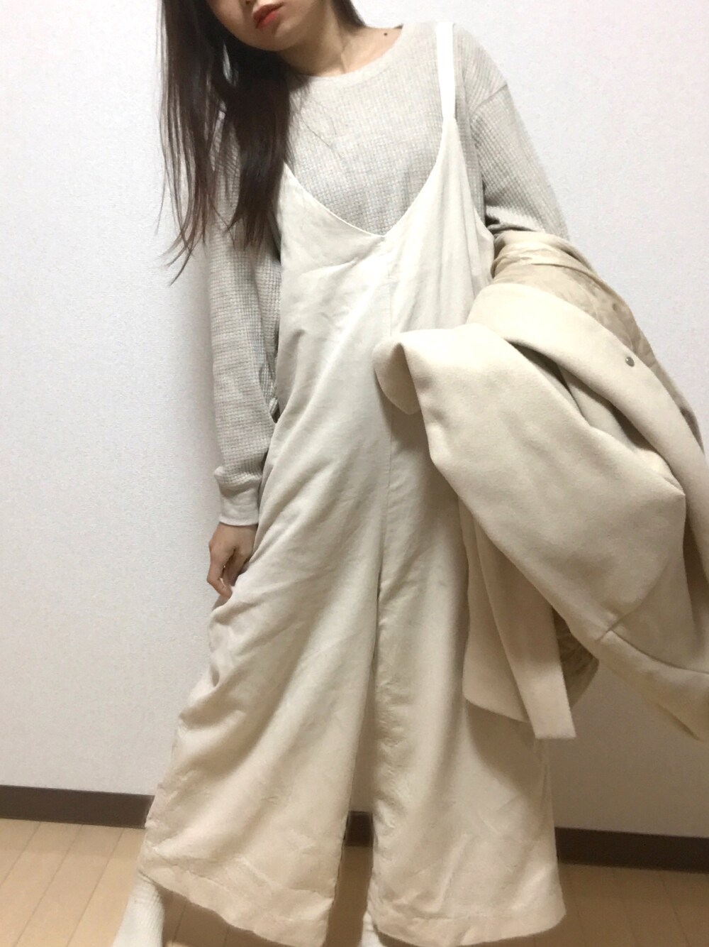 「フリマアプリ出品中、通勤コーデ、155cm、骨格ストレート、クリスマスに着たい服、シンプル、カジュアルコーデ、オトナカジュアル、冬、ワントーンコーデ、白コーデ、オールホワイト、アイボリーコーデ、コーデュロイ、コーデュロイオーバーオール」｜「Aunt Marie'sのノーカラーメルトンコート / Aunt Marie's（ノーカラーコート、ホワイト系）」を使った、ぴん。さん（レディース・155cm）の冬コーディネートの1枚目の写真