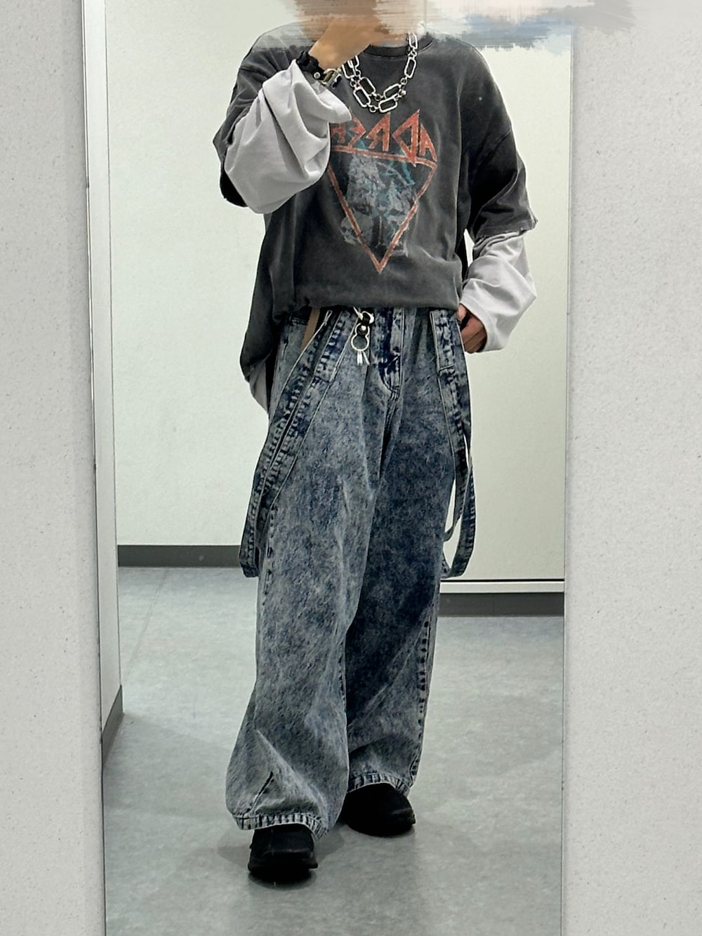 ブラック系のTシャツ/カットソー、グレー系のTシャツ/カットソー、ブルー系のデニムパンツを着用したメンズの秋コーディネートの1枚目の写真