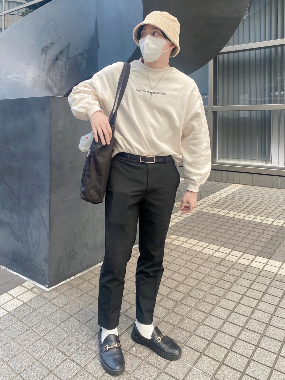 その他のスリッポン、ブラック系のその他パンツ、ホワイト系のスウェットを着用したメンズの春コーディネートの1枚目の写真