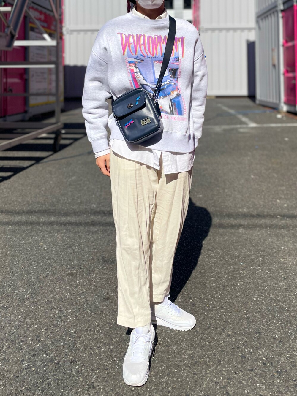 ホワイト系のスニーカー、ホワイト系のその他パンツ、ホワイト系のシャツ/ブラウスを着用したメンズの冬コーディネートの1枚目の写真