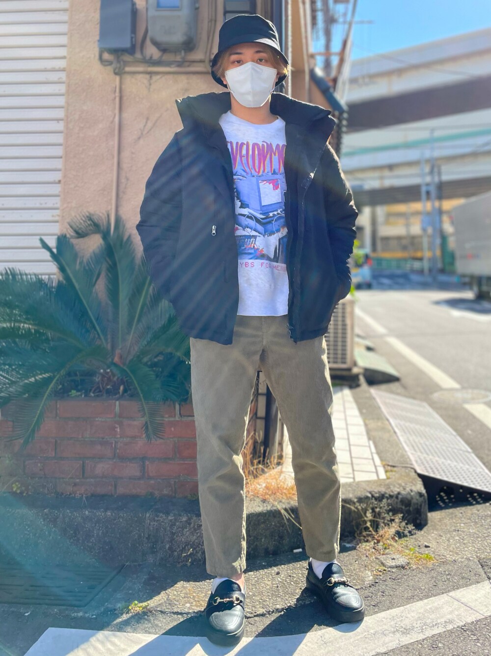 その他のスリッポン、ブラック系のその他パンツ、ホワイト系のスウェットを着用したメンズの冬コーディネートの1枚目の写真