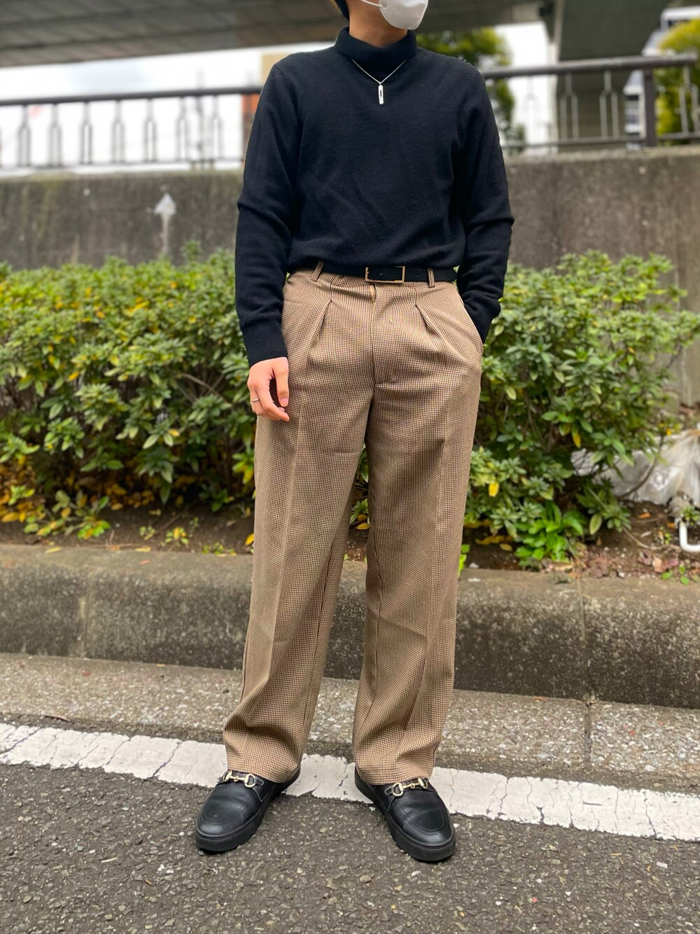 その他のスリッポン、ベージュ系のその他パンツ、ブラック系のニット/セーターを着用したメンズの冬コーディネートの1枚目の写真