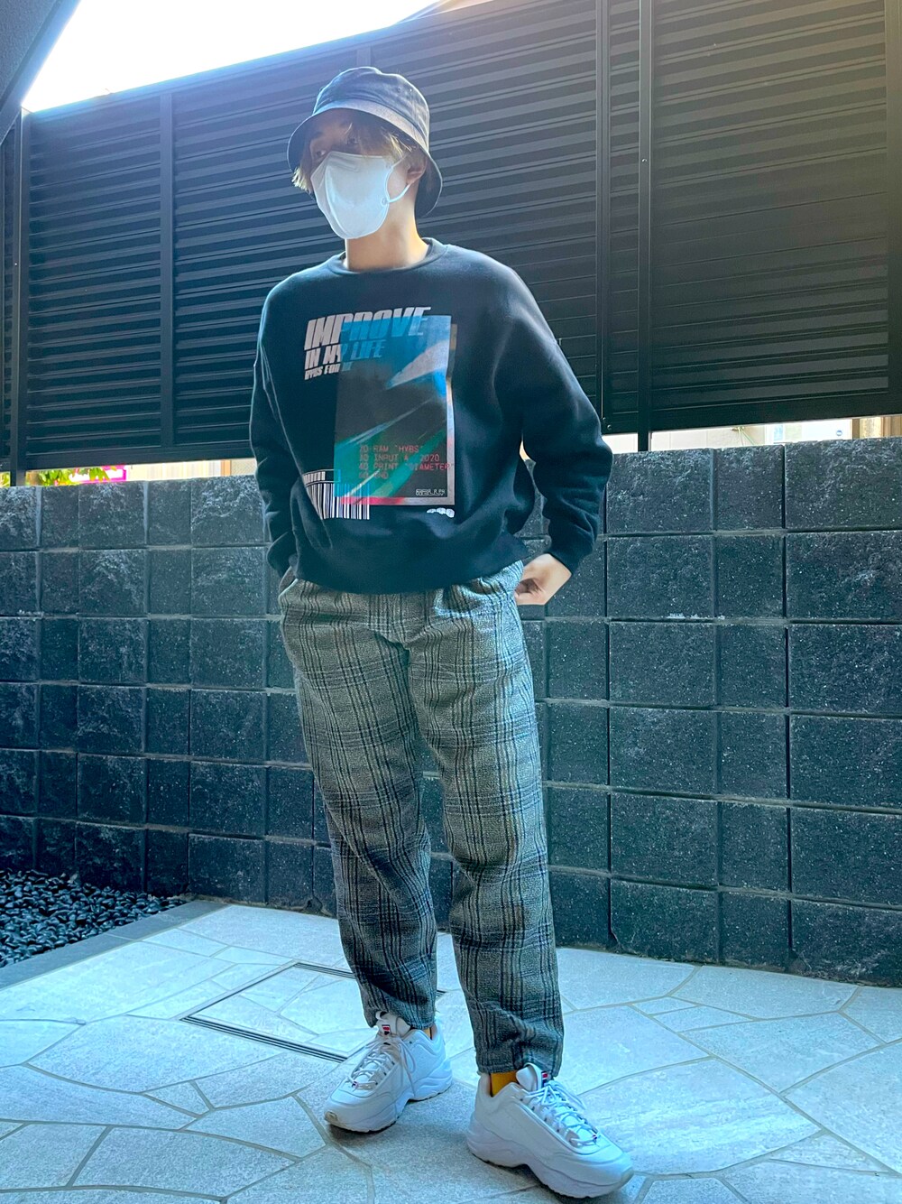 ホワイト系のスニーカー、グレー系のパンツ、ブラック系のスウェットを着用したメンズの冬コーディネートの1枚目の写真