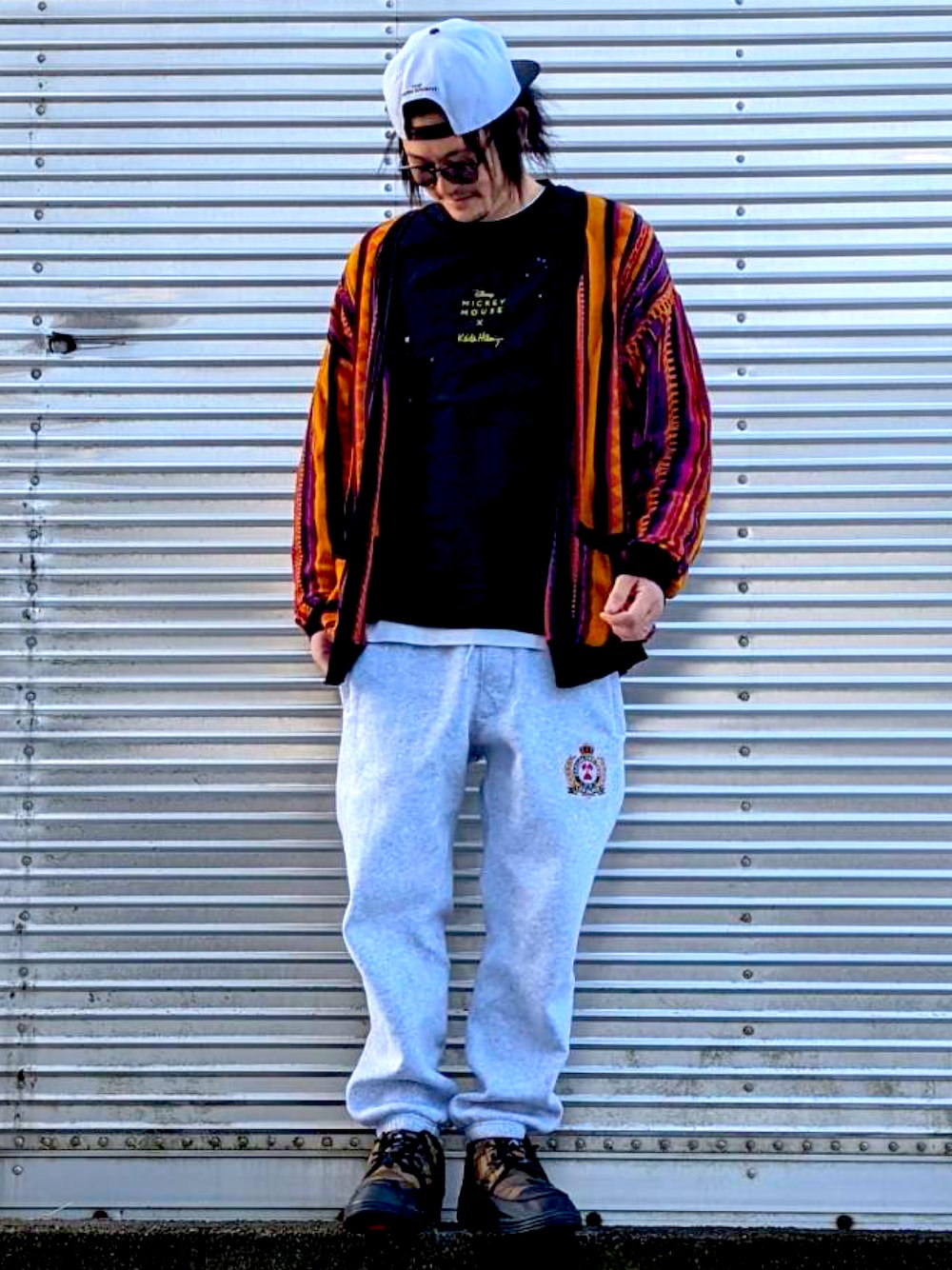 「キャップ、バットマン、ハデ柄、カーディガン、黒Tシャツ、ディズニー、ミッキーT、Keith Haring、スウェットパンツ、メイサイ柄、メガネ男子、カジュアルコーデ、休日スタイル」｜「no brandのアイテム（キャップ、ホワイト系）」を使った、NOzさん（メンズ・182cm）の冬コーディネートの1枚目の写真