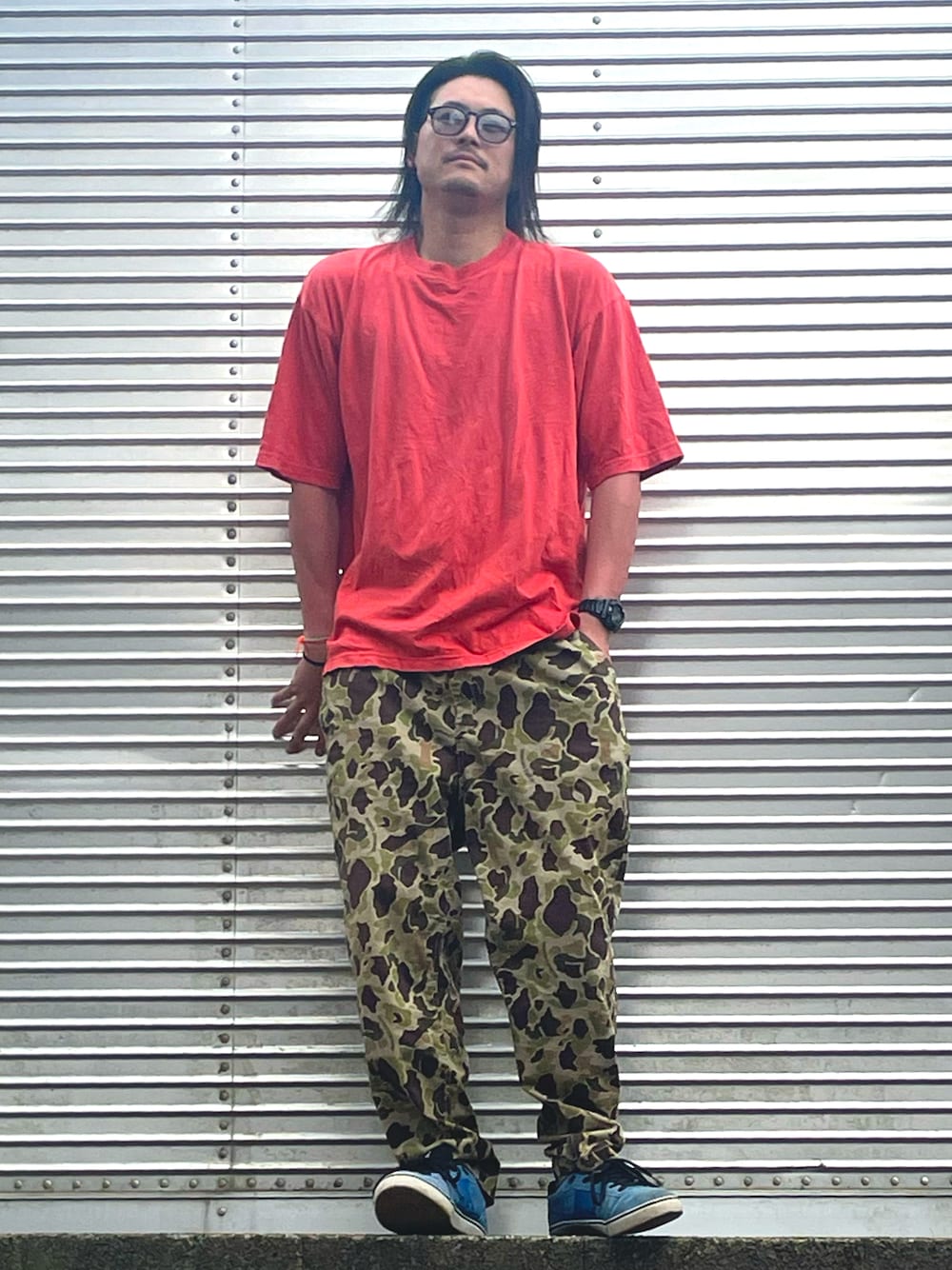 「夏コーデ、春夏コーデ、スニーカー、スウェットパンツ、古着MIX、Tシャツ、カモフラパンツ、迷彩、シンプルコーデ、大人カジュアル、カジュアル、赤、DC SHOES、夏服」｜「古着のアイテム（Tシャツ/カットソー、レッド系）」を使った、NOzさん（メンズ・182cm）の春コーディネートの1枚目の写真