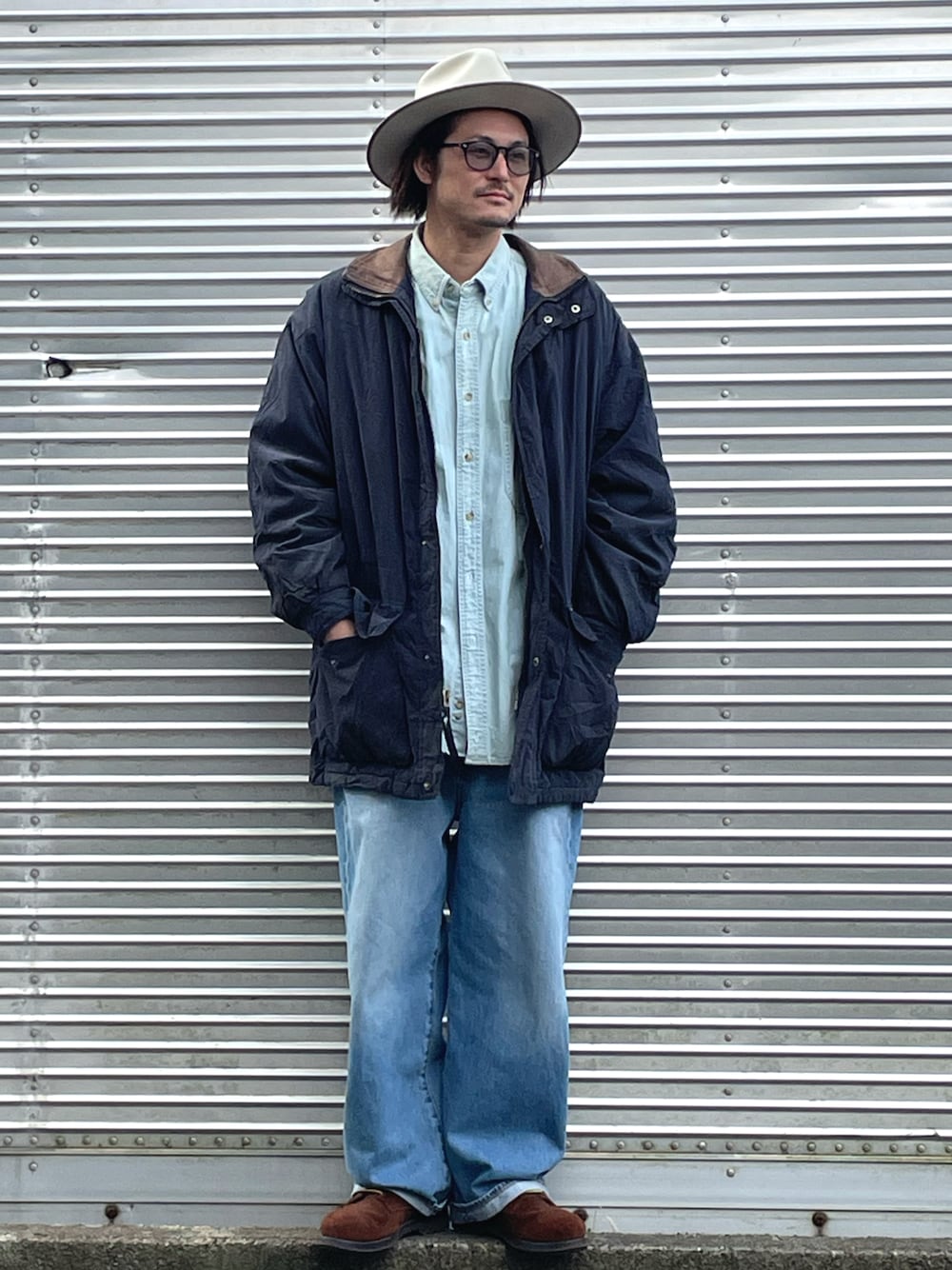 「デニム、レイヤードスタイル、秋コーデ、秋冬コーデ、休日スタイル、デニムパンツ、デニムシャツ、ハット、プチプラ、ブーツ、古着MIX、大人カジュアル、オトナカジュアル、GU」｜「Leeのアイテム（シャツ/ブラウス、ブルー系）」を使った、NOzさん（メンズ・182cm）の秋コーディネートの1枚目の写真