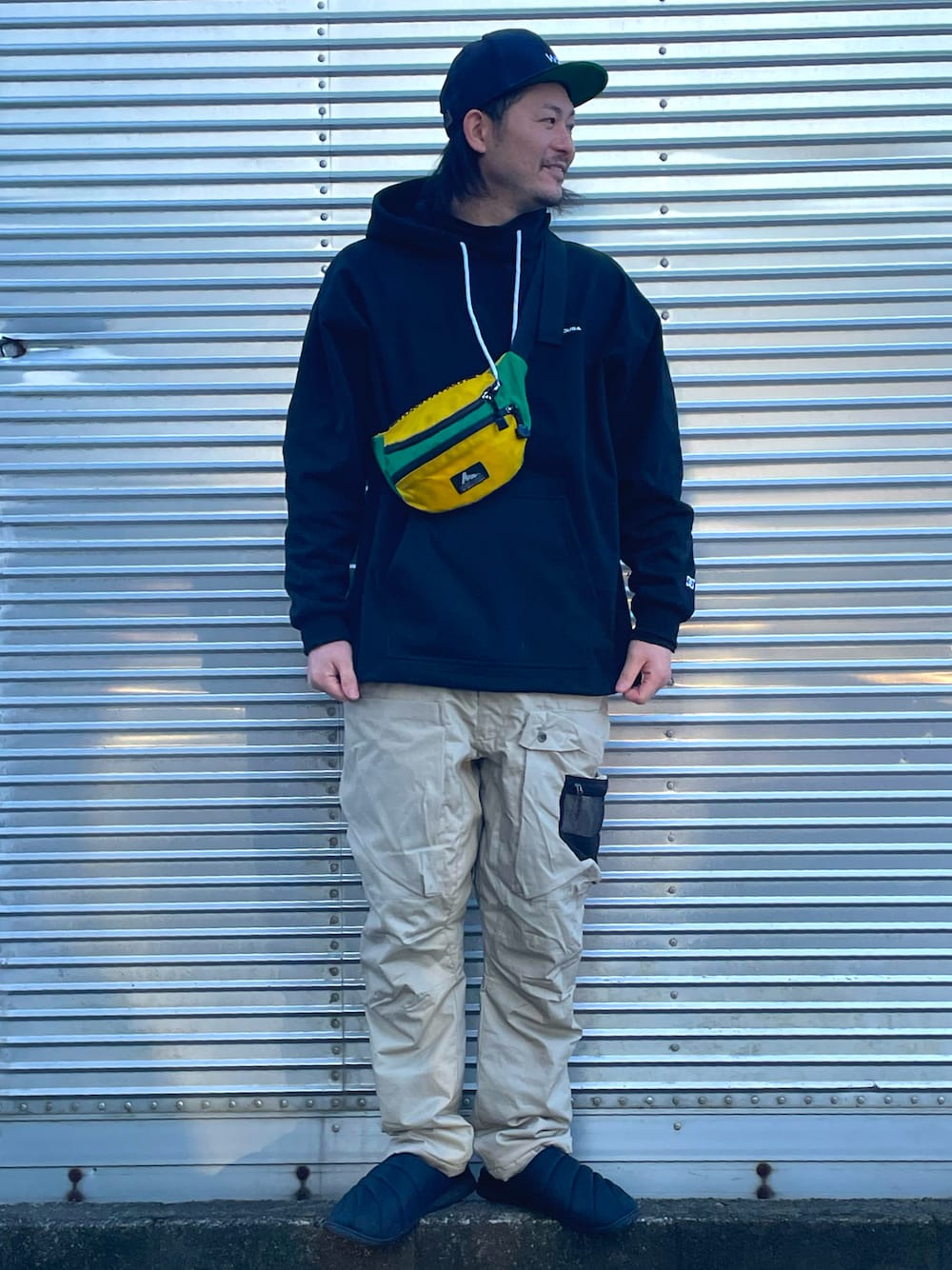 「休日コーデ、シンプル、オトナカジュアル、キャップ、グレゴリー、ワークマン、DC SHOES、ライトアウター、Wrangler、ウエストポーチ、シャカパン、カジュアル、黒パーカー、スキー」｜「Wranglerのアイテム（キャップ、ブルー系）」を使った、NOzさん（メンズ・182cm）の冬コーディネートの1枚目の写真
