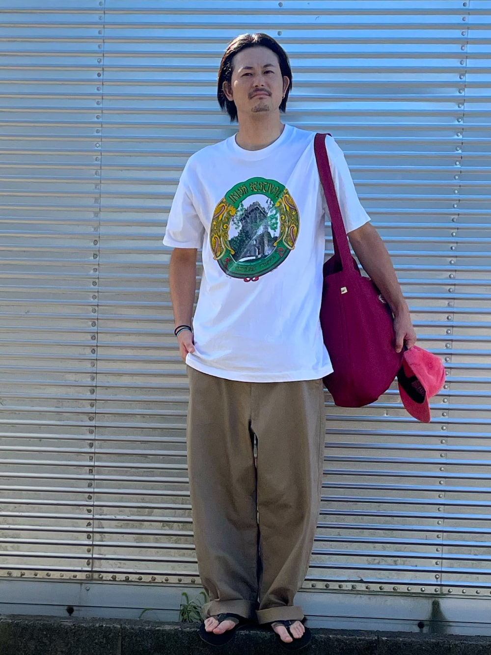 「秋コーデ、古着MIX、シンプルコーデ、シンプル、UNIQLO、サンダル、ビーチサンダル、チノパン、白Tシャツ、大人カジュアル、オトナカジュアル、ブラウン、休日コーデ」｜「古着のアイテム（Tシャツ/カットソー、ホワイト系）」を使った、NOzさん（メンズ・182cm）の秋コーディネートの1枚目の写真
