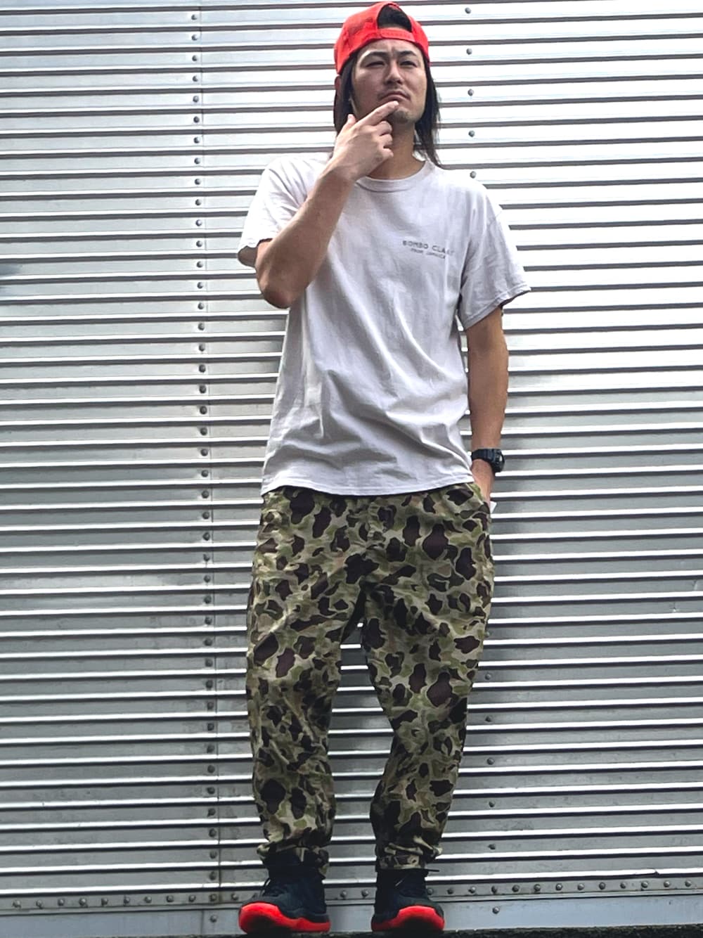 「シンプルスタイル、秋のコーデ、ゆるコーデ、スニーカーコーデ、スニーカー、ワイドパンツ、シンプル、Tシャツ、迷彩、カモフラパンツ、キャップ、大人カジュアル、オトナカジュアル」｜「DOARATのアイテム（キャップ、レッド系）」を使った、NOzさん（メンズ・182cm）の秋コーディネートの1枚目の写真