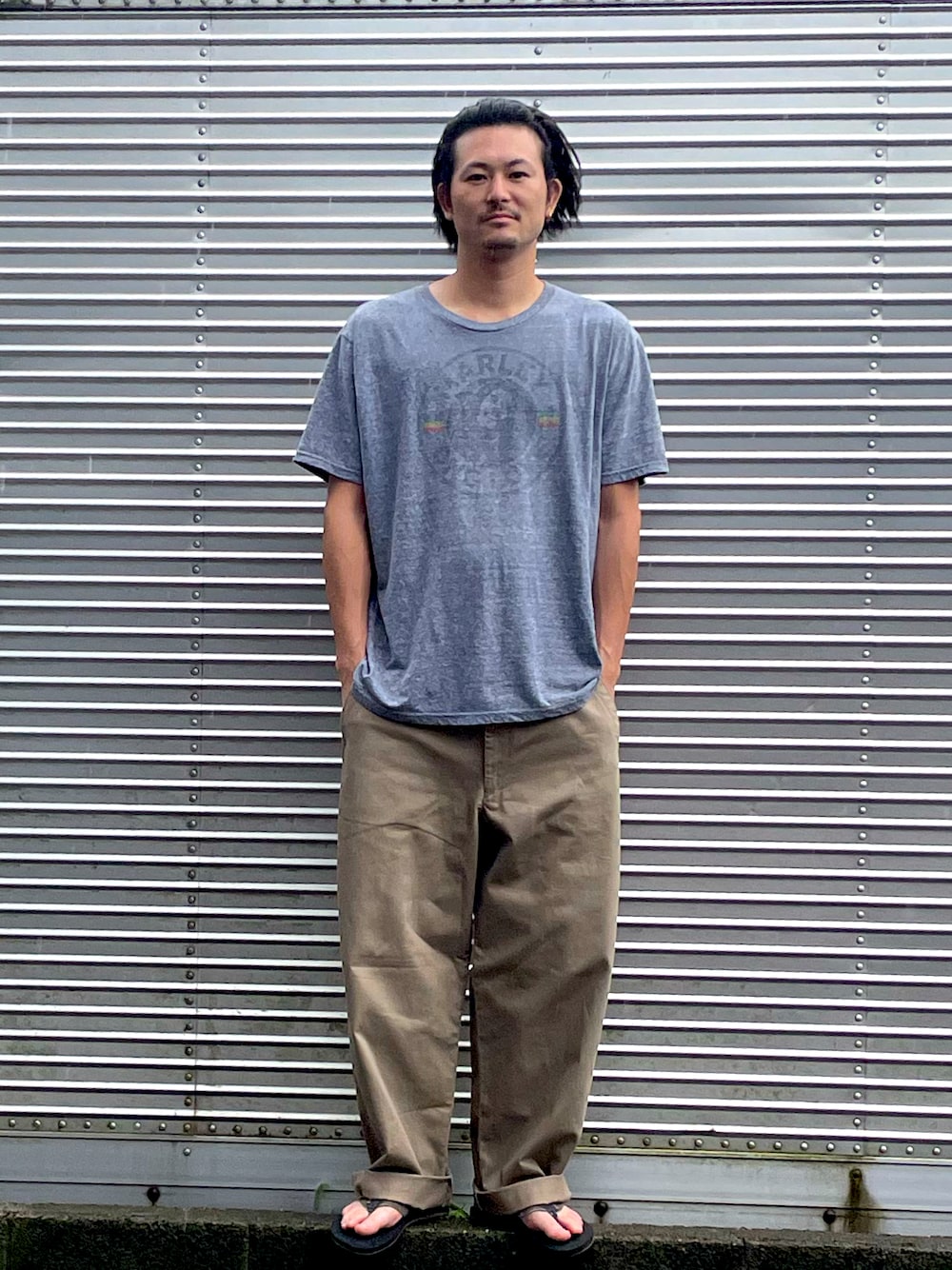 「秋コーデ、シンプルスタイル、ブラウン、古着MIX、大人カジュアル、オトナカジュアル、シンプル、シンプルコーデ、UNIQLO、ユニクロ、サンダル、ビーチサンダル、ワイドパンツ、ユニクロコーデ、ロックT」｜「古着のアイテム（Tシャツ/カットソー、グレー系）」を使った、NOzさん（メンズ・182cm）の秋コーディネートの1枚目の写真
