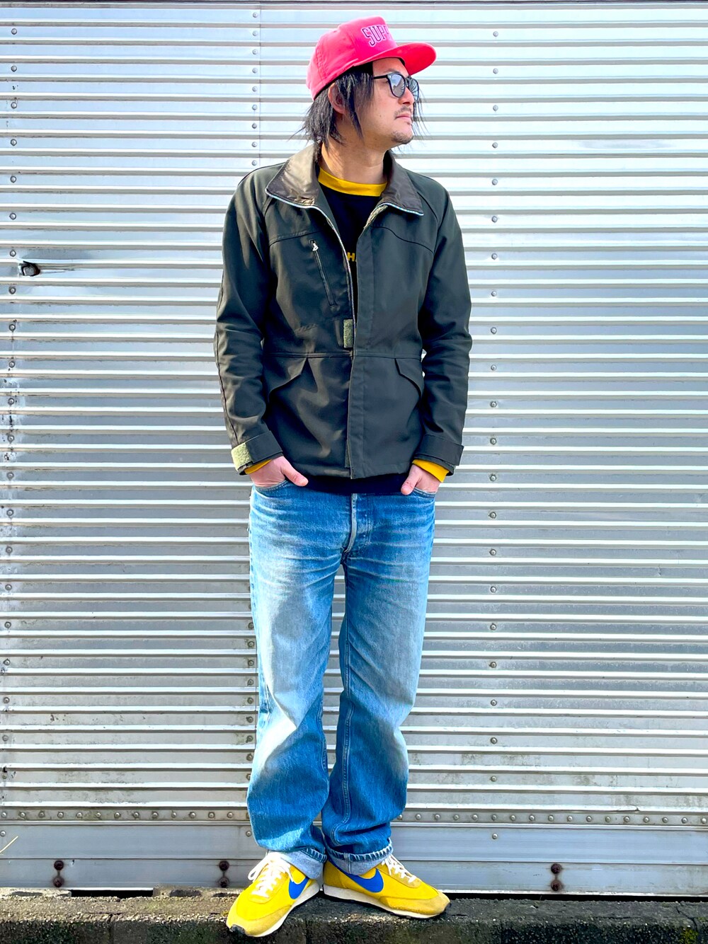 「休日コーデ、カジュアル、デニム、グリーン、アメカジ、キャップ」｜「Supreme のアイテム（キャップ、ピンク系）」を使った、NOzさん（メンズ・182cm）の冬コーディネートの1枚目の写真