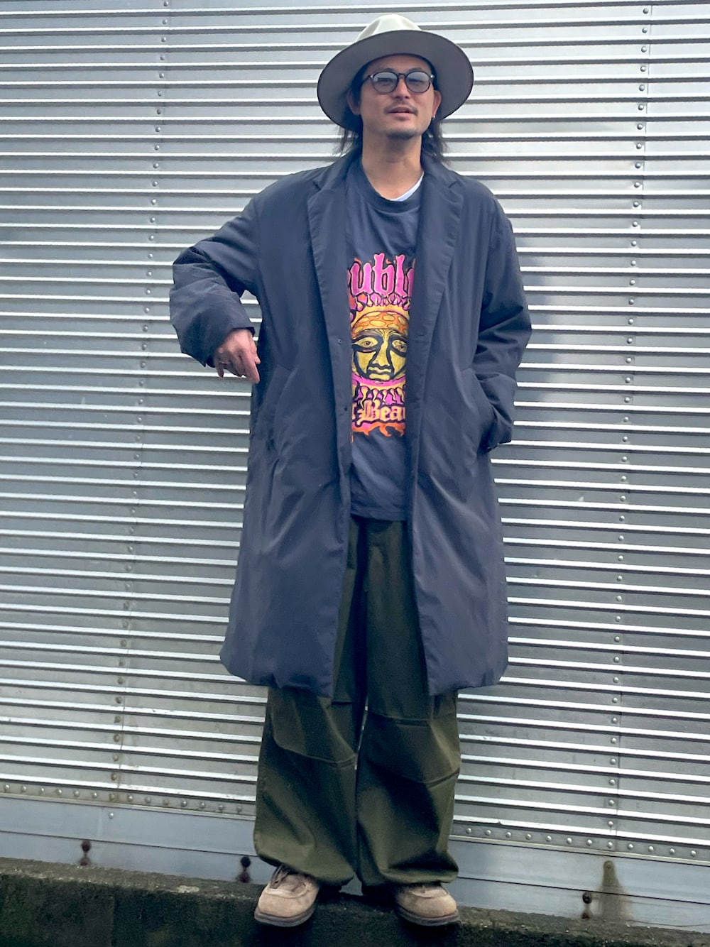 「休日スタイル、秋冬コーデ、GU、冬コーデ、カーゴパンツ、コート、ビッグシルエット、大人カジュアル、ロングコート、ブーツ、GUコーデ、ハット、プチプラ、ロックT、オーバーサイズ」｜「Baileyのアイテム（ハット、ホワイト系）」を使った、NOzさん（メンズ・182cm）の冬コーディネートの1枚目の写真