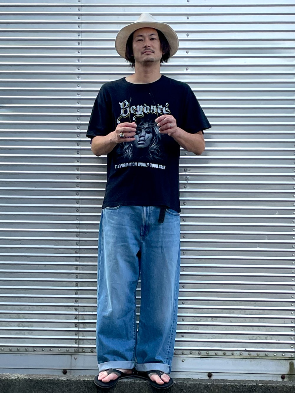 「シンプル、オトナカジュアル、大人カジュアル、ロックT、ハット、黒Tシャツ、バギーパンツ、デニム、デニムパンツ、プチプラ、プチプラコーデ、サンダル、ビーチサンダル、古着、古着MIX」｜「no brandのアイテム（ハット、ホワイト系）」を使った、NOzさん（メンズ・182cm）の秋コーディネートの1枚目の写真