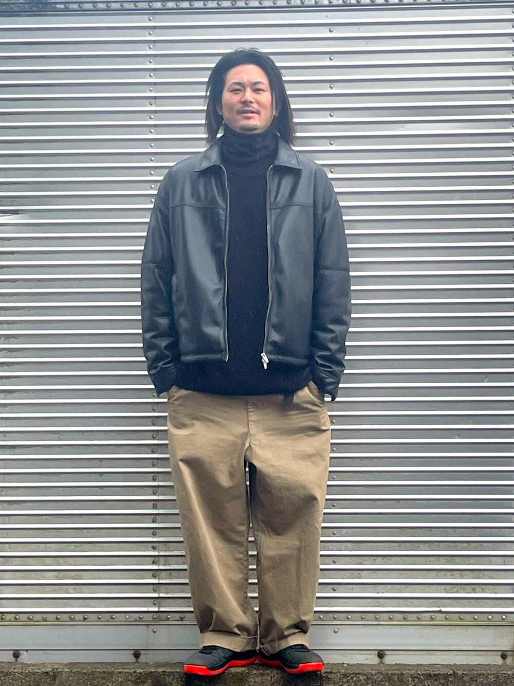 「ZARA、ユニクロ、UNIQLO、レザー、レザージャケット、チノパン、大人カジュアル、オトナカジュアル、ブーツ、冬アウター、春アウター、春コーデ、はるコーデ、タートルネック、シンプルコーデ」｜「ZARAのアイテム（ジャケット/アウター、ブラック系）」を使った、NOzさん（メンズ・182cm）の春コーディネートの1枚目の写真