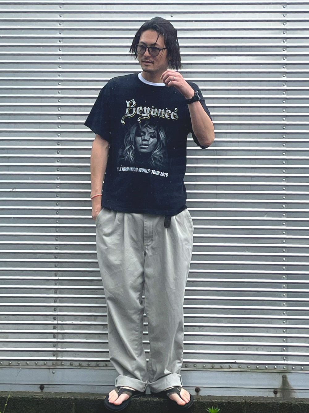 「きれいめカジュアル、夏だ！Tシャツ着よう！、シンプルコーデ、オトナカジュアル、大人カジュアル、古着MIX、古着、サンダル、ビーチサンダル、ロックT、夏コーデ、黒Tシャツ、スラックス、カジュアルコーデ、モノトーンコーデ」｜「古着のアイテム（Tシャツ/カットソー、ブラック系）」を使った、NOzさん（メンズ・182cm）の夏コーディネートの1枚目の写真