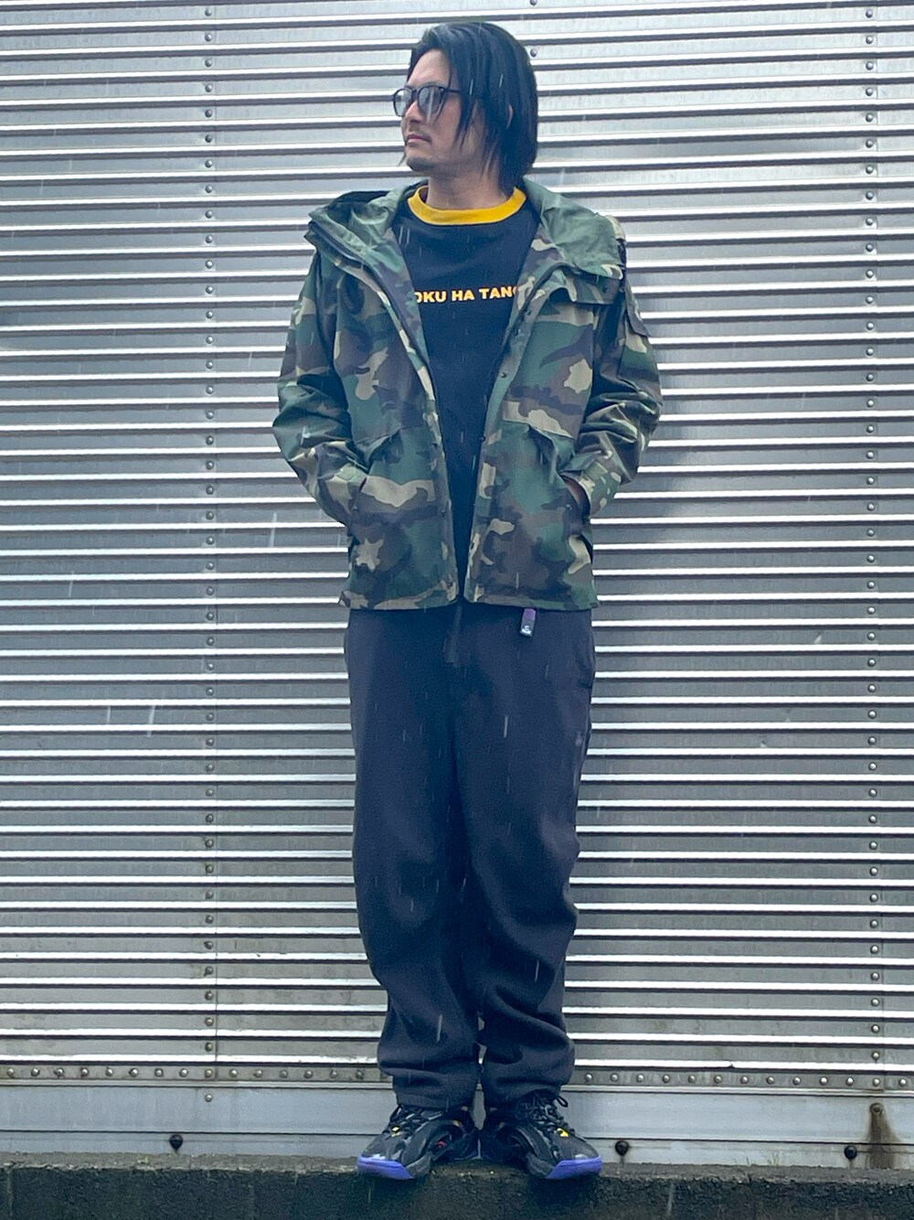 「休日スタイル、スニーカーコーデ、アウトドアスタイル、マウンテンパーカー、ロンT、スウェット、リーボック(Reebok)、ボクハタノシイ、シンプルスタイル」｜「niko and...の【BOKU HA TANOSII（ボクハタノシイ）】コラボロンＴ（Tシャツ/カットソー、ブラック系）」を使った、NOzさん（メンズ・182cm）の春コーディネートの1枚目の写真