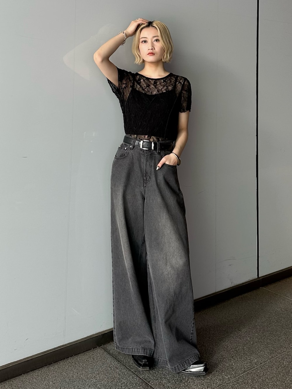 「Lui's、ルイス(Lui's)、デニムパンツ、デニムコーデ、ワイドデニム、ワイドパンツ、シアートップス、シアー、モノトーンコーデ、モノトーンスタイル、ブラックコーデ、モードストリート、モードカジュアル、モードスタイル、モードコーデ」｜「Lui'sのメローデザイントップス（Tシャツ/カットソー、ブラック系）」を使った、mi-さん（レディース・156cm）の春コーディネートの1枚目の写真
