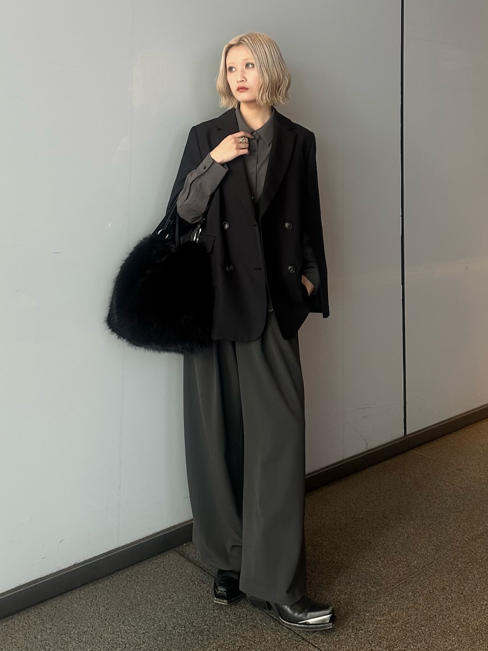 グレー系のシャツ/ブラウス、ブラック系のテーラードジャケット、ブラック系のトートバッグを着用したレディースの秋コーディネートの1枚目の写真