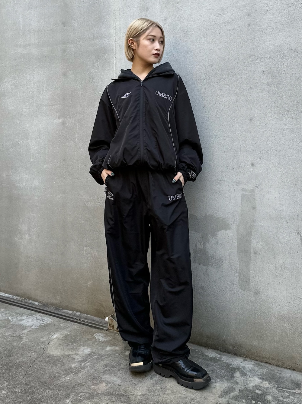 ブラック系のブルゾン、ブラック系のその他パンツを着用したレディースの冬コーディネートの1枚目の写真