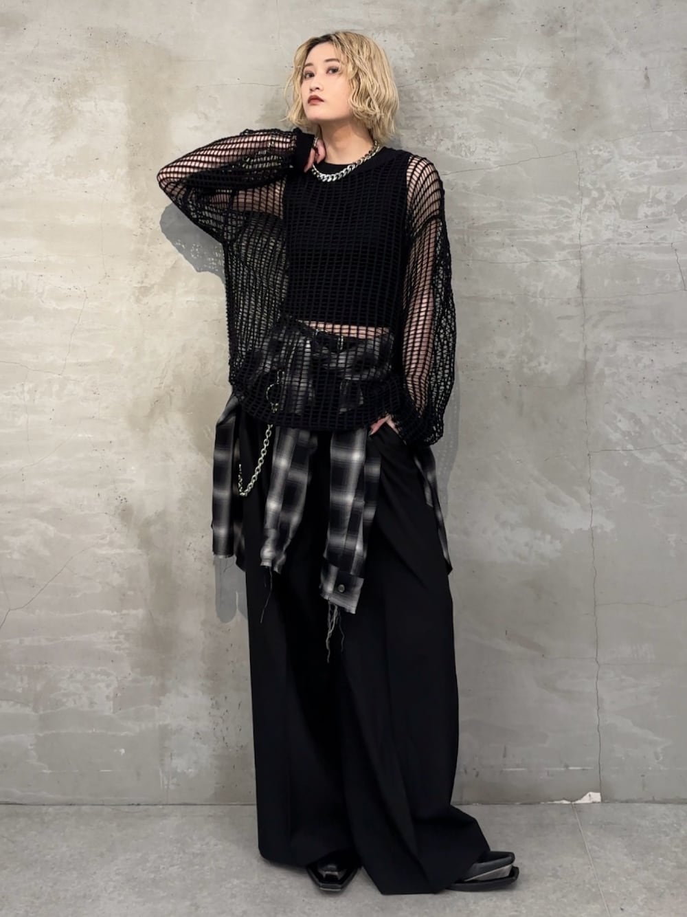 「Lui's、ルイス(Lui's)、メッシュニット、メッシュトップス、シアーニット、ブラックコーデ、オールブラック、オールブラックコーデ、モノトーン、モノトーンコーデ、モード、モードストリート、モードカジュアル、モードスタイル、チェックシャツ」｜「Lui'sのクロスメッシュニット（ニット/セーター、ブラック系）」を使った、mi-さん（レディース・156cm）の春コーディネートの1枚目の写真