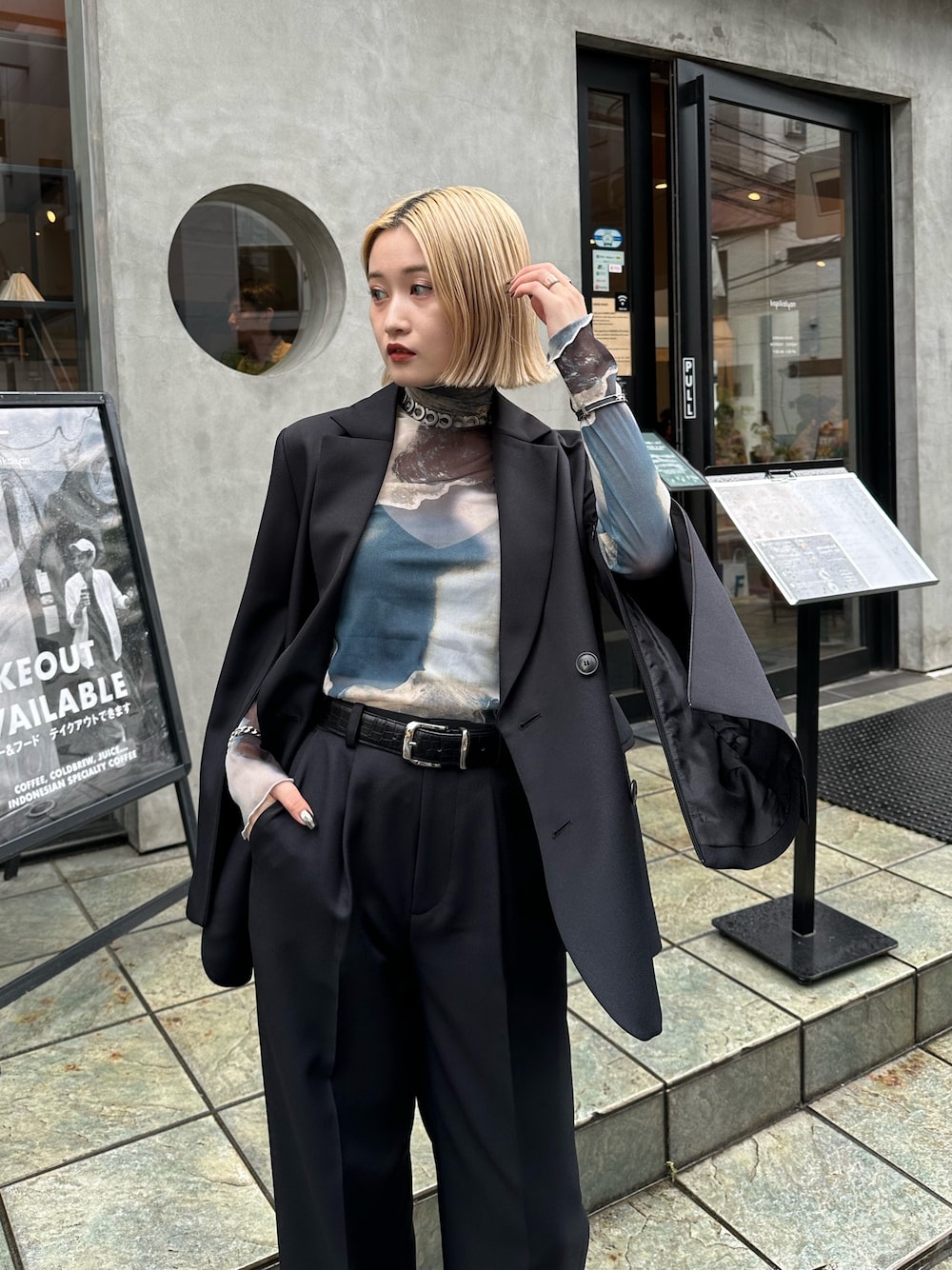 マーブルプリントシアートップスを使った人気ファッション