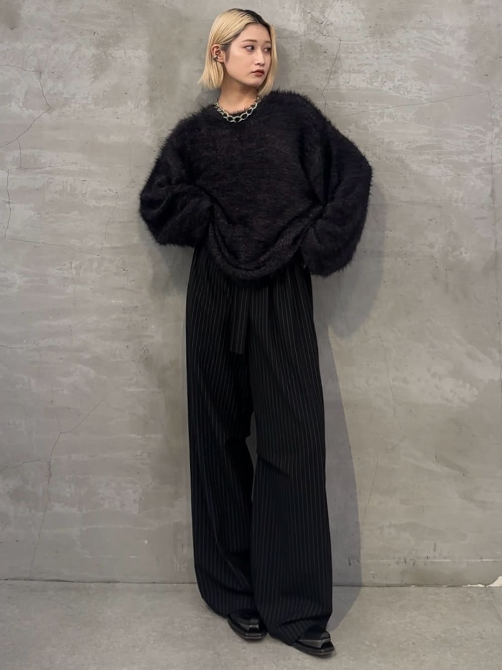 ブラック系のニット/セーター、ブラック系のその他パンツ、シルバー系のネックレスを着用したレディースの秋コーディネートの1枚目の写真