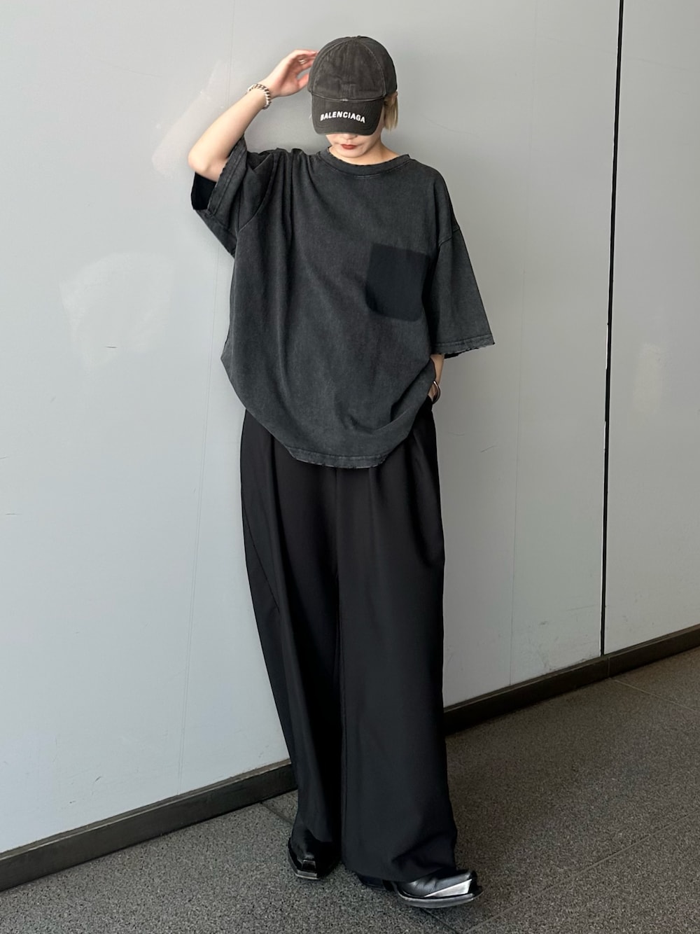 ブラック系のTシャツ/カットソー、ブラック系のスラックスを着用したレディースの春コーディネートの1枚目の写真