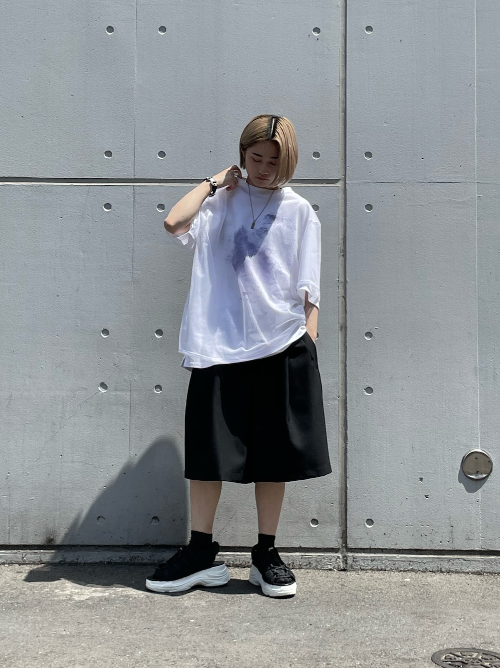 「Lui's、メッシュ、メッシュTシャツ、白Tシャツ、白シャツ、レイヤード、ショーツ、ショーツスタイル、短パン、ショートパンツ、メンズライク、カジュアル」｜「Lui'sのBIGメッシュTシャツ（Tシャツ/カットソー、ホワイト系）」を使った、mi-さん（レディース・156cm）の春コーディネートの1枚目の写真