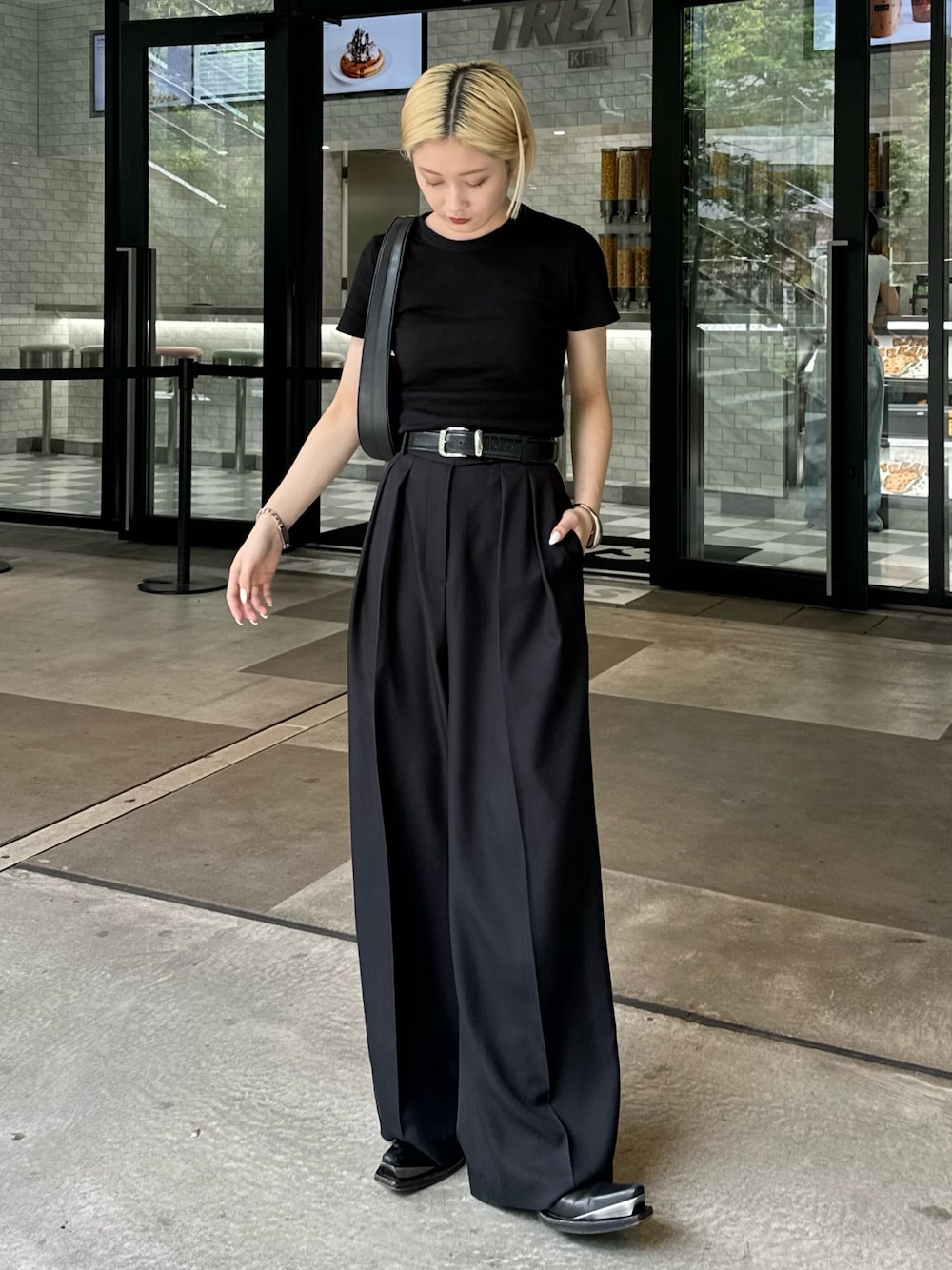 「Lui's、ベルト、レザーベルト、スラックス、スラックスパンツ、スラックスコーデ、ワイドパンツ、モノトーンコーデ、モノトーンスタイル、ブラックコーデ、オールブラックコーデ、メンズライクコーデ、メンズライク女子、モードストリート、モードカジュアル」｜「Lui'sのオリジナルバックルレザーベルト（ベルト、ブラック系）」を使った、mi-さん（レディース・156cm）の夏コーディネートの1枚目の写真