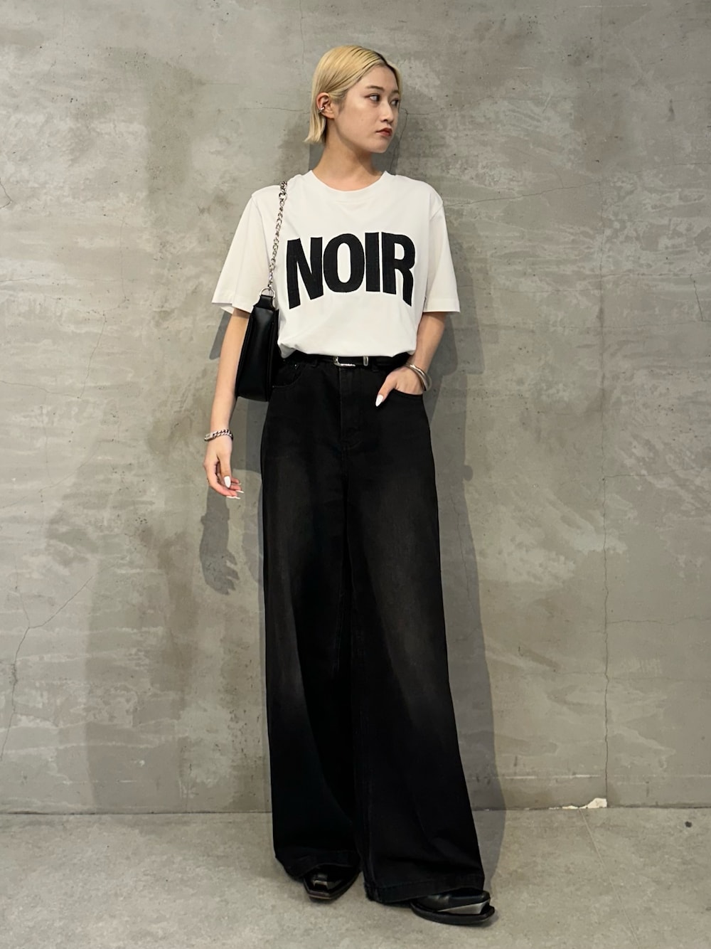 「白シャツ、白Tシャツ、韓国ファッション、カジュアルスタイル、低身長女子、大人ファッション、ロゴTシャツ、Tシャツコーデ、モノトーンコーデ、モノトーンスタイル、メンズライクコーデ、メンズライク女子、モードストリート、モードカジュアル、モードスタイル」｜「Lui'sのNOIRエンブロイダリーTシャツ（Tシャツ/カットソー、ホワイト系）」を使った、mi-さん（レディース・156cm）の夏コーディネートの1枚目の写真