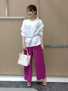 「INDIVI（インディヴィ）の【麻100%/洗える/UVケア/接触冷感】リネンオーバーシャツ（シャツ/ブラウス、ホワイト系）」を使った、achiさん（レディース・163cm）の春コーディネート
