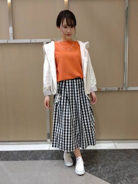 「INDIVI（インディヴィ）の【撥水/洗える】マウンテンパーカー（ブルゾン、ホワイト系）」を使った、achiさん（レディース・163cm）の春コーディネート