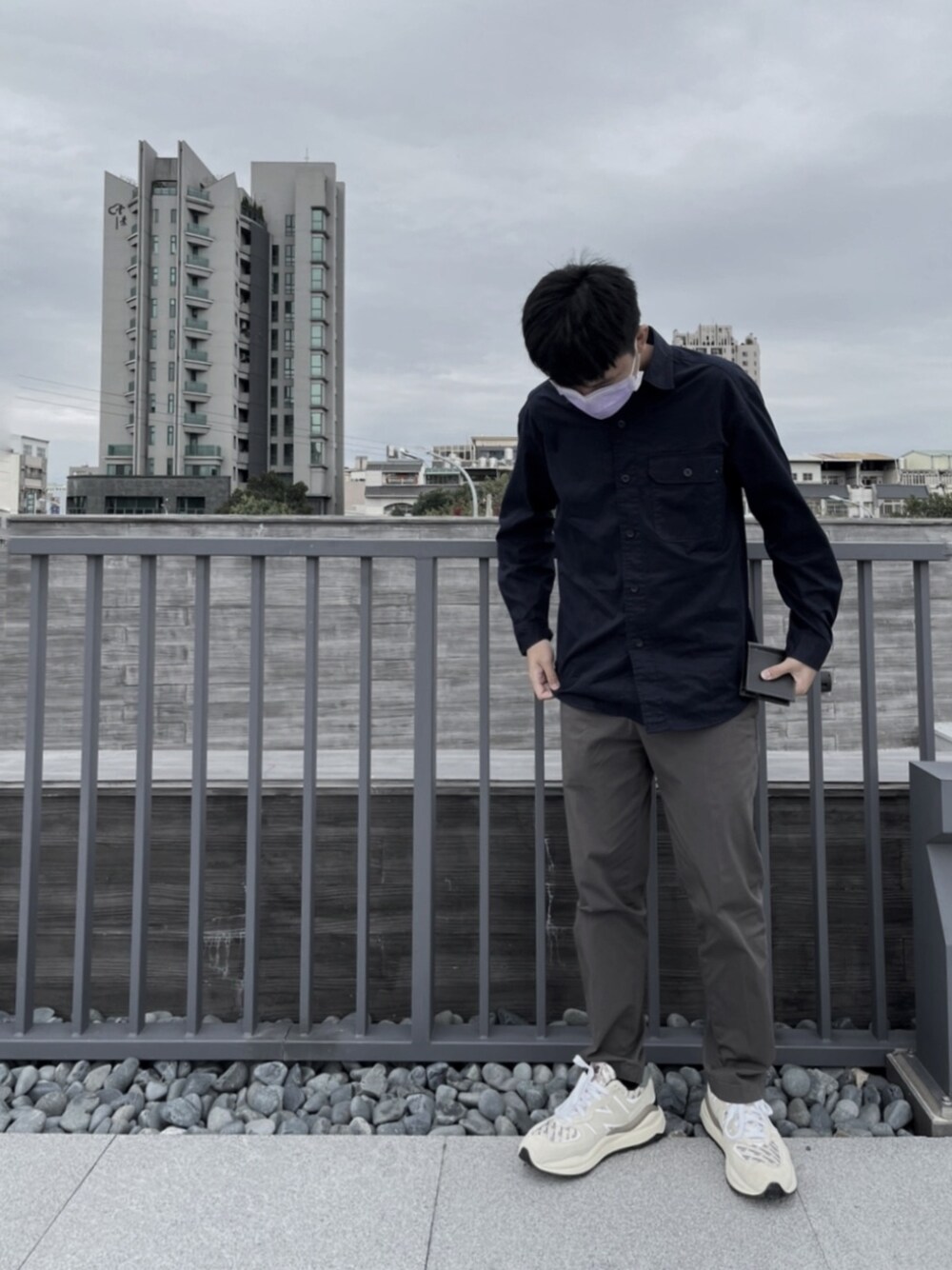 ブルー系のシャツ/ブラウス、グレー系のその他パンツ、ベージュ系のスニーカーを着用したメンズの春コーディネートの2枚目の写真